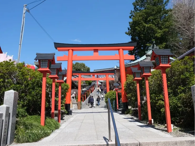 往前走就是三光稻荷神社了~