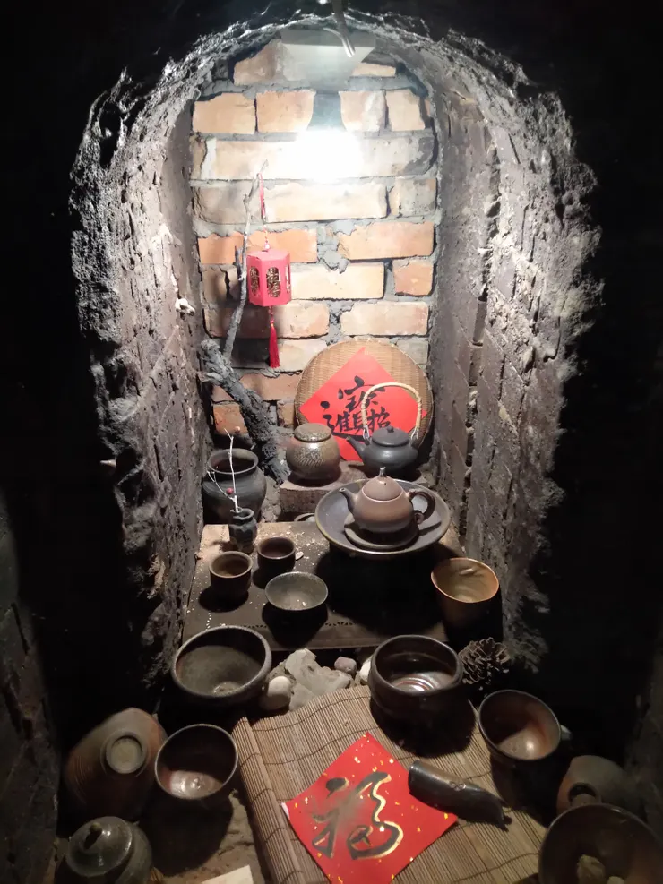 新北鶯歌陶瓷古早窯藝術工作室保留了早期的製陶工作環境，並做為小小的展間，展現台灣工藝的實力。