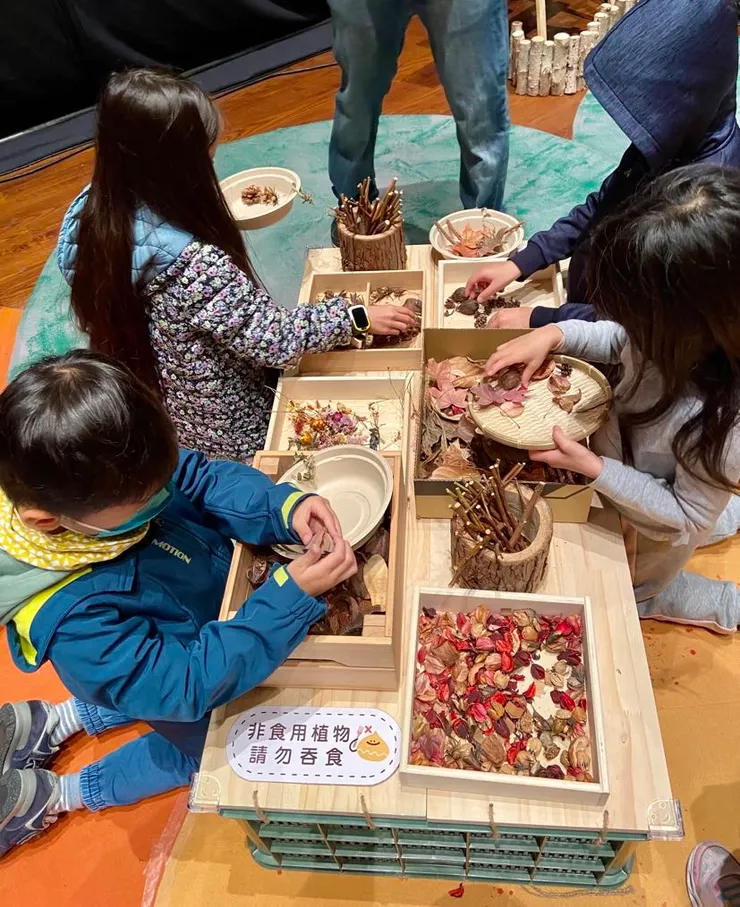 劇前探索活動二：自然鬆散材料擺盤練習。秋天也可以這麼繽紛、這麼美，擺脫總是土土的、焦黃枯乾的印象。