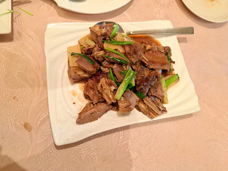 絲路花舞烤鴨二吃，蔥炒鴨肉