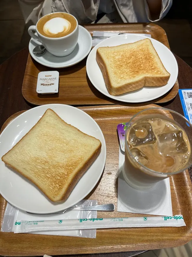 兩份早餐SET（¥1160），烤土司抹醬分別是奶油和藍莓，飲料是冰拿鐵和卡布奇諾。