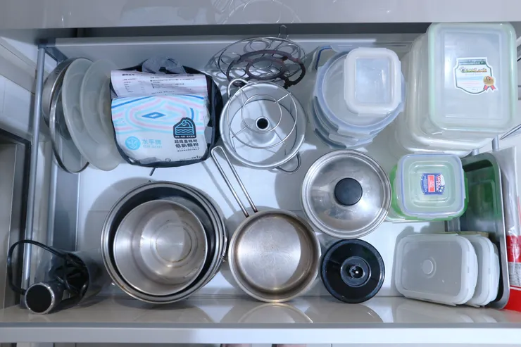 經過斷捨離的器具因為數量少，所以也不太需要再買收納品來收納。現在我要拿東西，通常都可一手搞定，或是先一手拿起上面的小鍋，另隻手再拿下面的器皿，一次就搞定