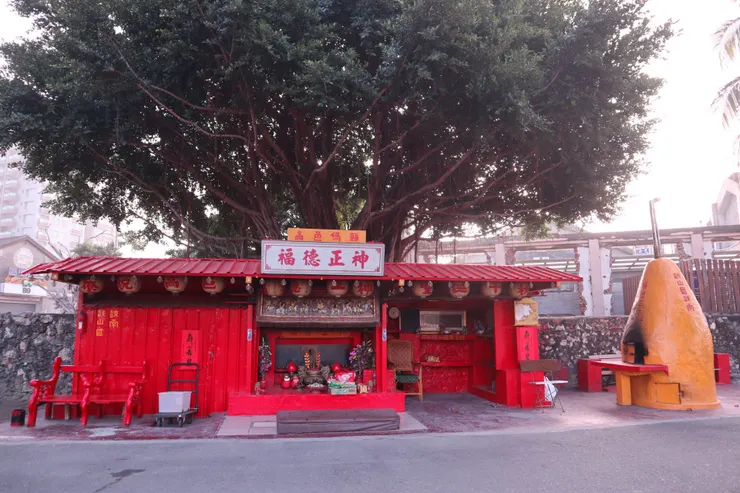 在大樹正下方紅通通的駁二土地公廟