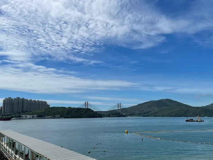 近日外出工作。從香港的深井望向對岸，是位在馬灣上的大型屋苑—珀麗灣和汲水門大橋。（作者拍攝）