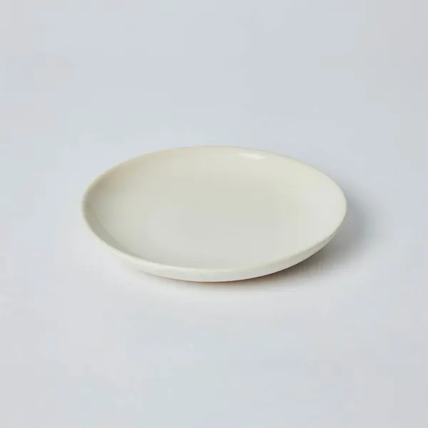 由白瓷製成的碟子，樸素無華的美。