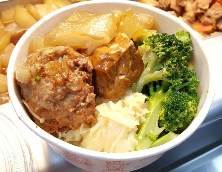 「紅燒獅子頭」是北榮桃園分院附設護理之家最受歡迎的快樂餐之一。圖：北榮桃園分院提供