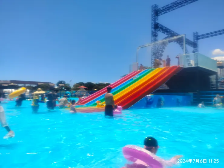 彩虹溜滑梯超好玩的！因為裝了2層防水袋，所以照片都朦朧美了><