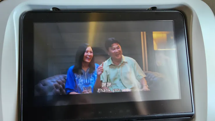 在飛往新加坡的長榮航空飛機上我有看新加坡電影錢不夠用3!右邊就是新加坡導演梁智強!