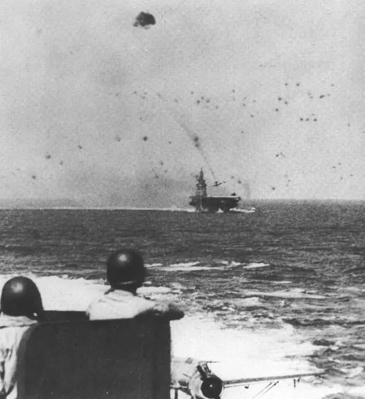 1944年11月25日，紐澤西號戰艦上的防空砲兵，無助地看著自殺飛機撞入無畏號。此時剛好為雷伊泰灣海戰後一個月，無畏號等正空襲菲律賓各地，以支援美軍重新佔領當地。