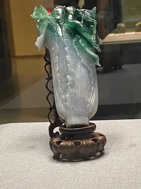 「翠玉白菜」，可能是光緒皇帝妃嬪之一的瑾妃的嫁妝？著名的「肉形石」該天沒有展出，無緣一見。