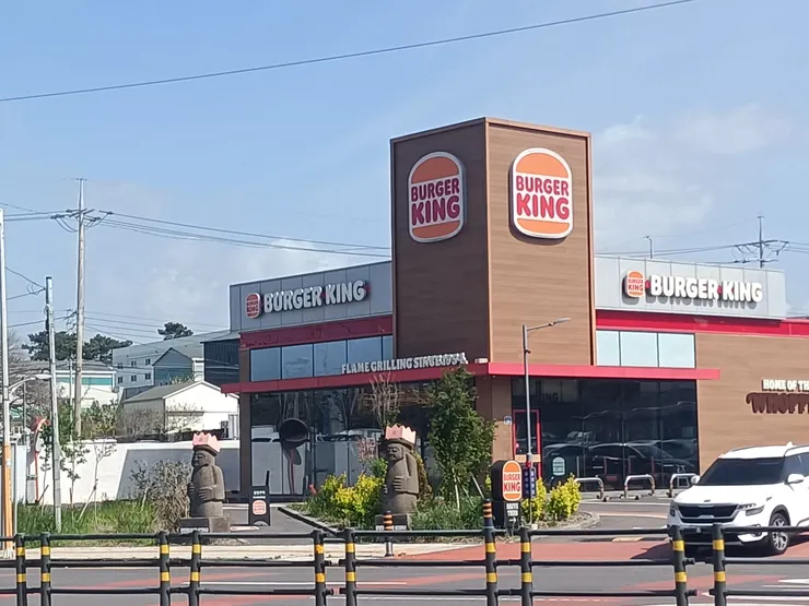 漢堡王前面也有石爺（濟州島守護神）