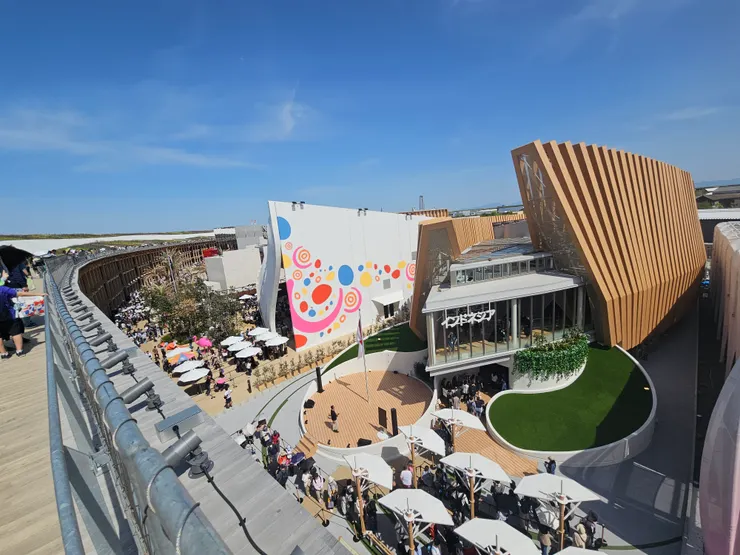 走到上方屋頂散散步、欣賞底下滿滿人潮~