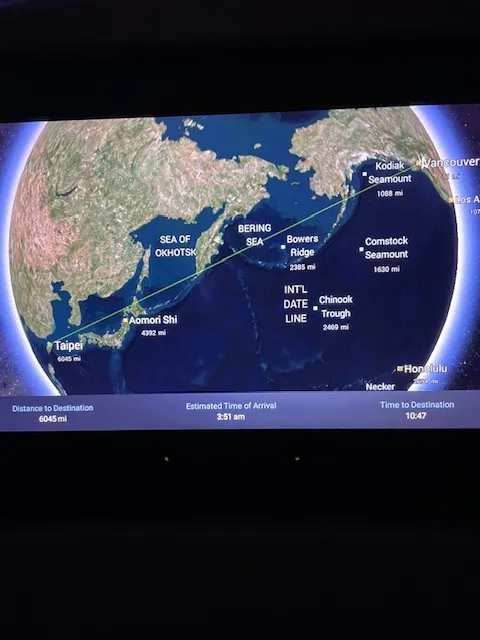 由溫哥華飛去台北，轉乘長榮航空；是 9,594 公里/十二小時的飛行。