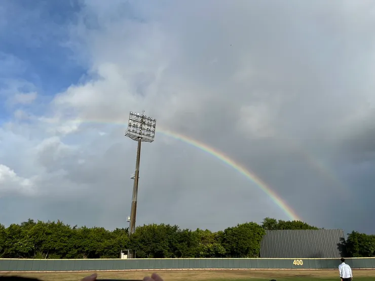 起跑前棒球場下了一陣太陽雨