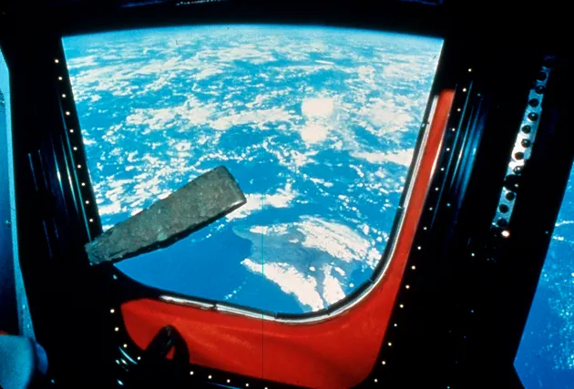 1992 年，萊西在哥倫比亞號太空梭上隨身攜帶了一塊錛石，並拍攝了它漂浮在夏威夷島上空的照片。 （圖片來源：https://archive.hokulea.com/holokai/wwv/wwv_mission.html）