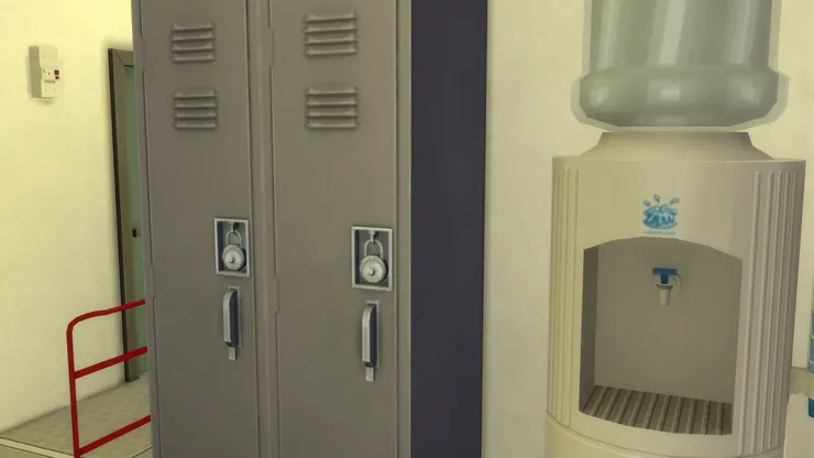 灰色鐵皮儲物櫃,非常常見的款式。還有萬年沒清洗過的飲水機...