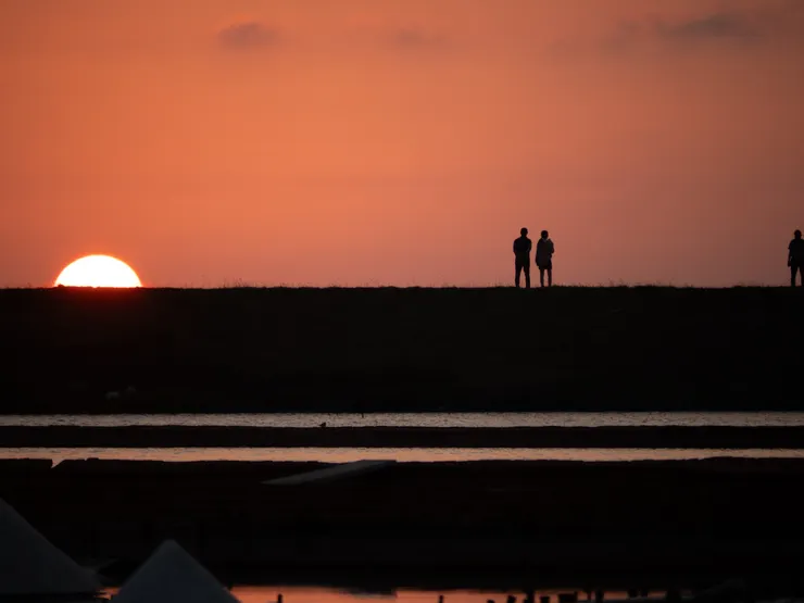 人影與太陽重疊在一起的時刻