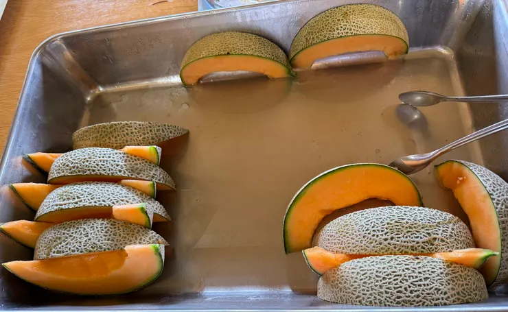 一桶一桶送出的富良野哈密瓜