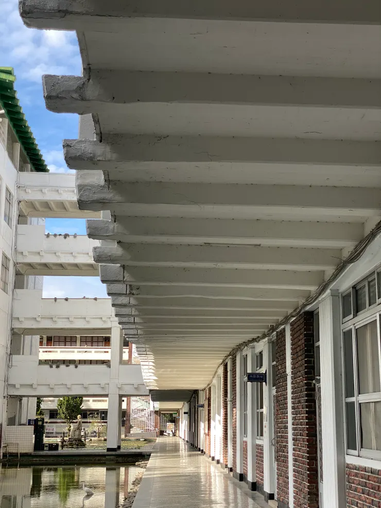 三信家商波浪大樓。一樓地板是平面狀、一樓屋頂及二三四層樓的樓地板、屋頂都呈波浪狀。