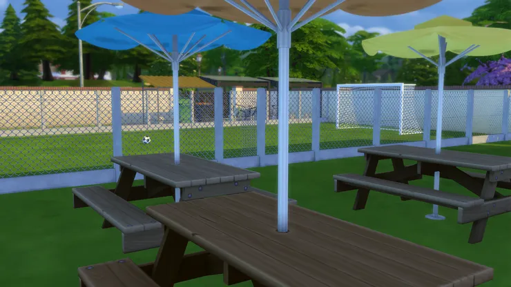 大家能一邊聊天，一邊看同學踢球。