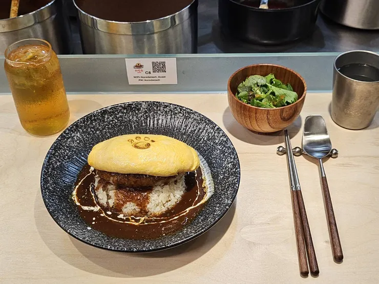 這份是漢堡肉蛋包飯套餐，醬的部分選的是多蜜醬。