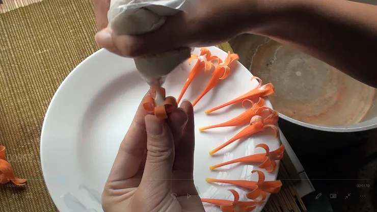 炮仗花的花冠成筒狀，很適合拿來灌漿，灌進糯米漿，就是到炮仗花年糕了。