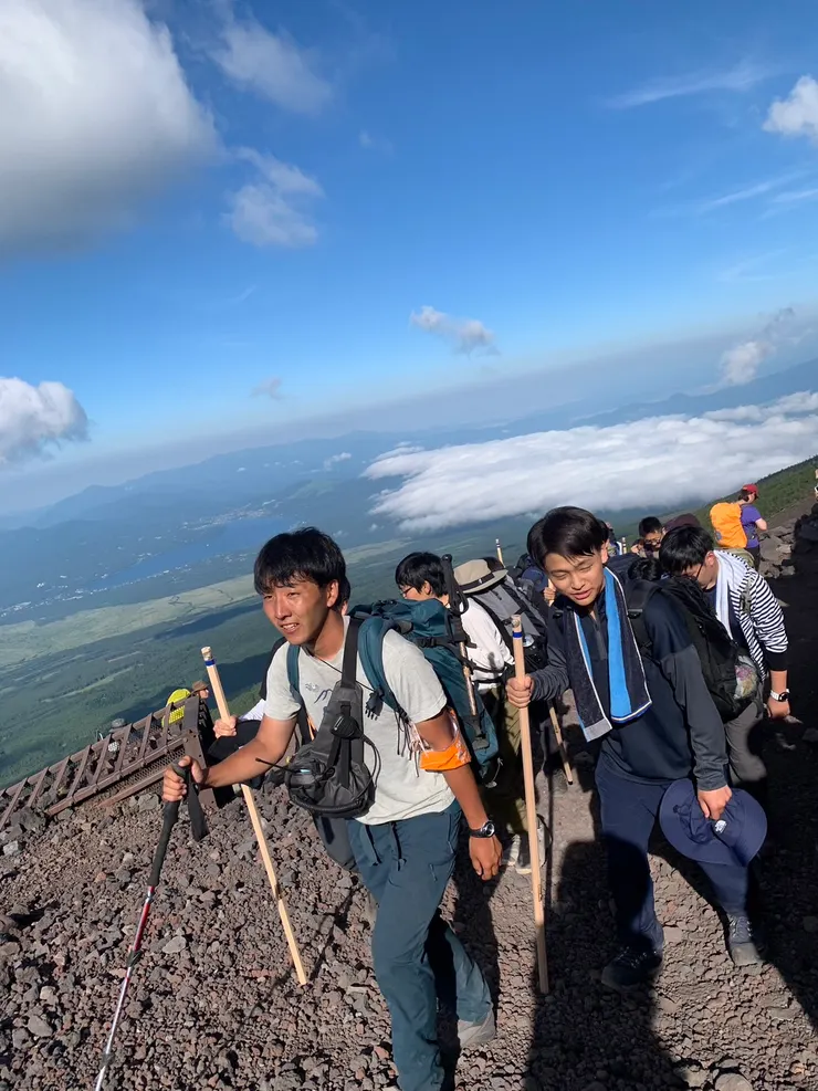 真正有氣魄且正宗的是要拿這長木棍上山烙印，不過自從飛機的行李長度有限制之後，我們這些國際山友，就只能買短木棍才可攜回國了