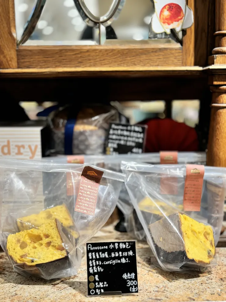 水果麵包300/袋，用很好的材料，譬如葉黃素雞蛋、西西里柑橘、橘丁、葡萄乾