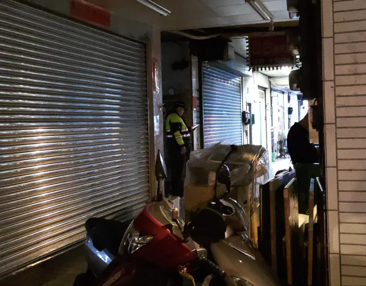 有時是警車駛過作巡邏，有時是警員步行巡邏；而步行巡邏大多是一人，有時會看見員警站在西昌街的巷弄出入口，做站崗的動作約莫五分鐘。