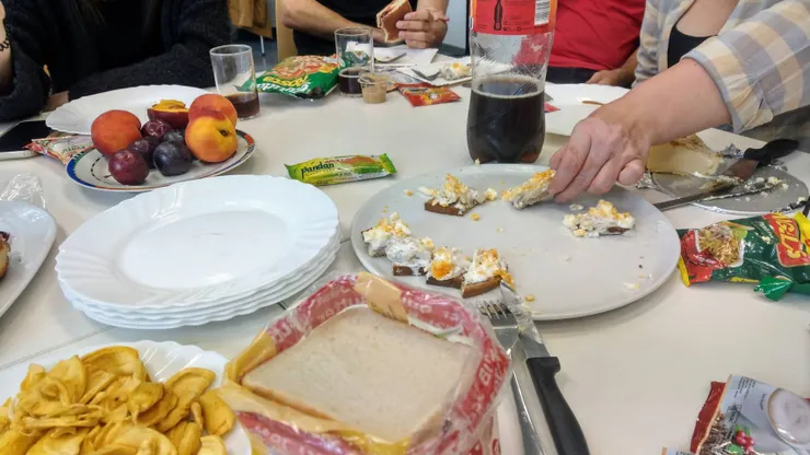 左下角是波羅蜜餅乾Jackfruchtkekse,右邊老師正拿著奶酪麵包