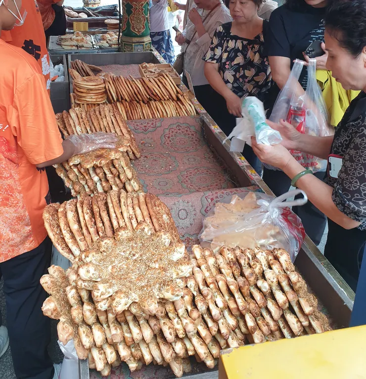 馕 維吾爾語「Naan」，意思就是「餅」，新疆最具代表性的傳統主食，是一種深具民族特色的烤餅，流行於中亞地區民族。有鬆軟、硬脆、有嚼勁的各種口感，也有鹹的甜的，也還有包肉的