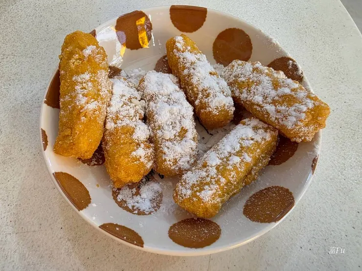 麻糬QQ棒(糖粉)。不油膩、甜度適中，微脆外皮，完美收尾~