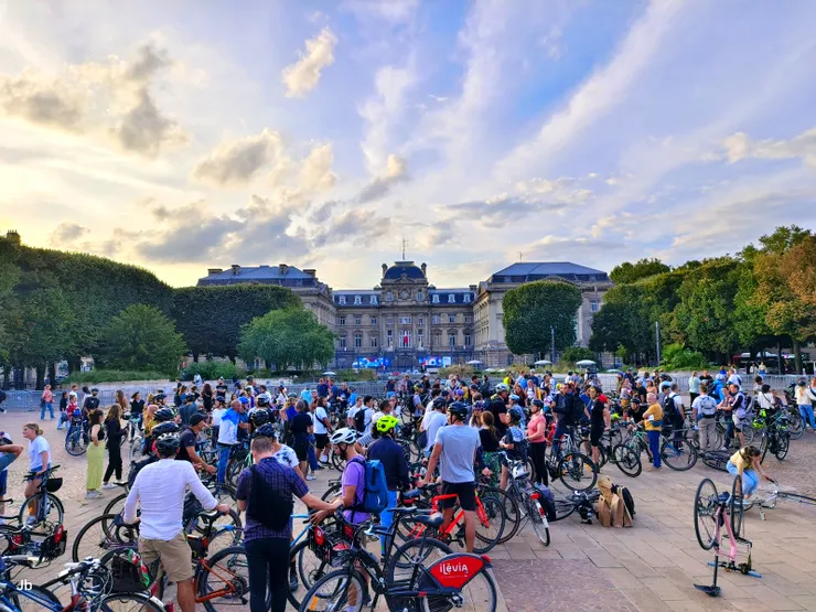 【停留不多日幸有在地達人引導！與里爾美術館正對的里爾省政府，此刻廣場聚集許多腳踏車，似正辦理什麼活動。】
