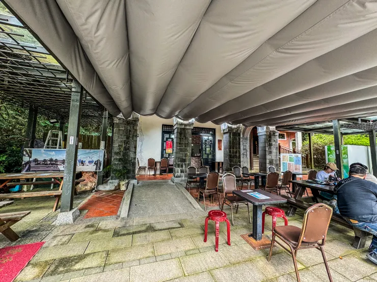 有桌椅供山友們休息