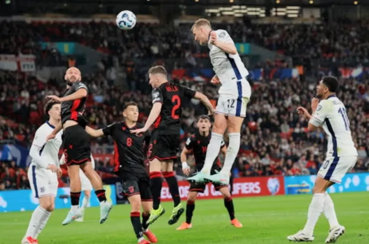 丹般恩高人一等頭槌攻門