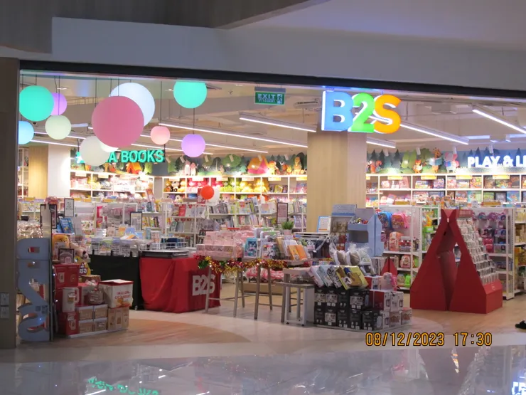 這個沒記錯應該也是同一家文具店，只是另一個門口。