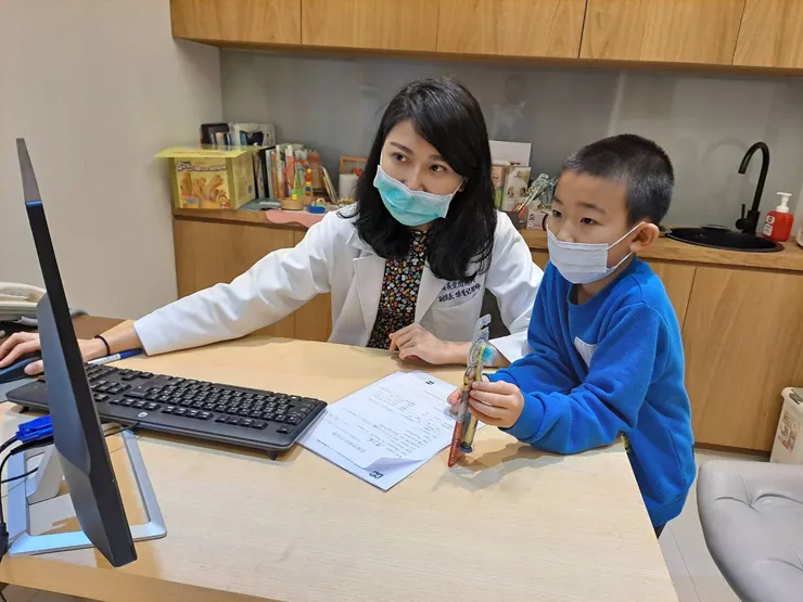 菁兒醫生選擇以小兒遺傳內分泌專科為自己的專科。（圖片來源：菁兒醫師的成長花園臉書）