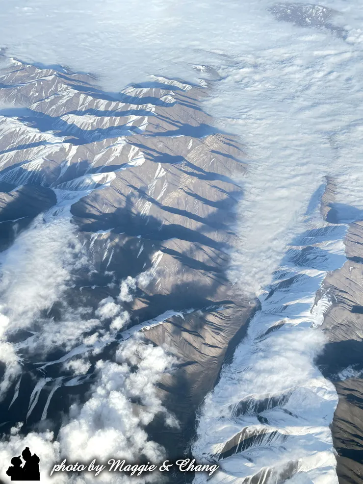 每一道山脊都被光線勾勒出細膩的線條，讓人彷彿能感受到那份靜謐的力量與溫度的對比。