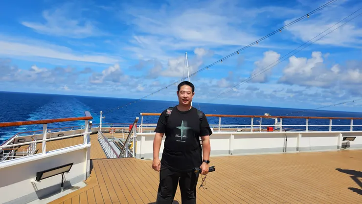 我在船尾!船尾的義大利國旗現在沒掛上!進日本港口時義大利國旗就會掛起來了!