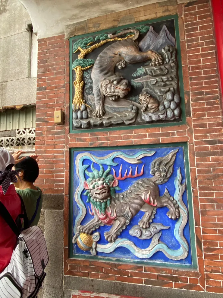 精美的彩繪壁堵