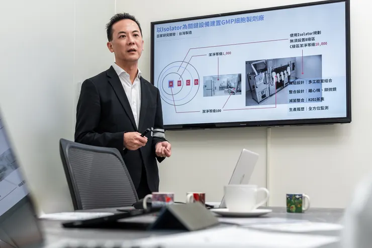 圖說：創辦人吳坤烈博士認為，機構內擁有「微型智能細胞工廠」，規劃前醫後廠，能有效減少細胞產品冷鏈運送的碳足跡。（資料來源：亞家生技）