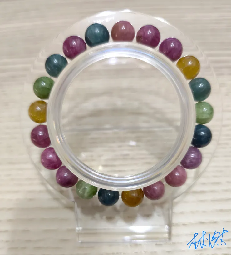 糖果碧璽，其中有兩顆鮮豔黃碧璽