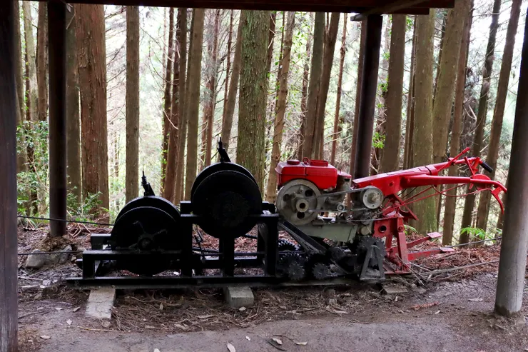 路旁棄置一台落轤式循環集材機，訴說著昔日台灣林業的東年往事