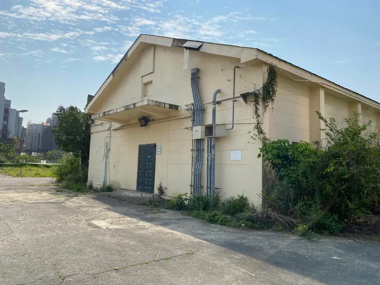 作為技工房使用的黃色倉庫（2025年，筆者拍攝）