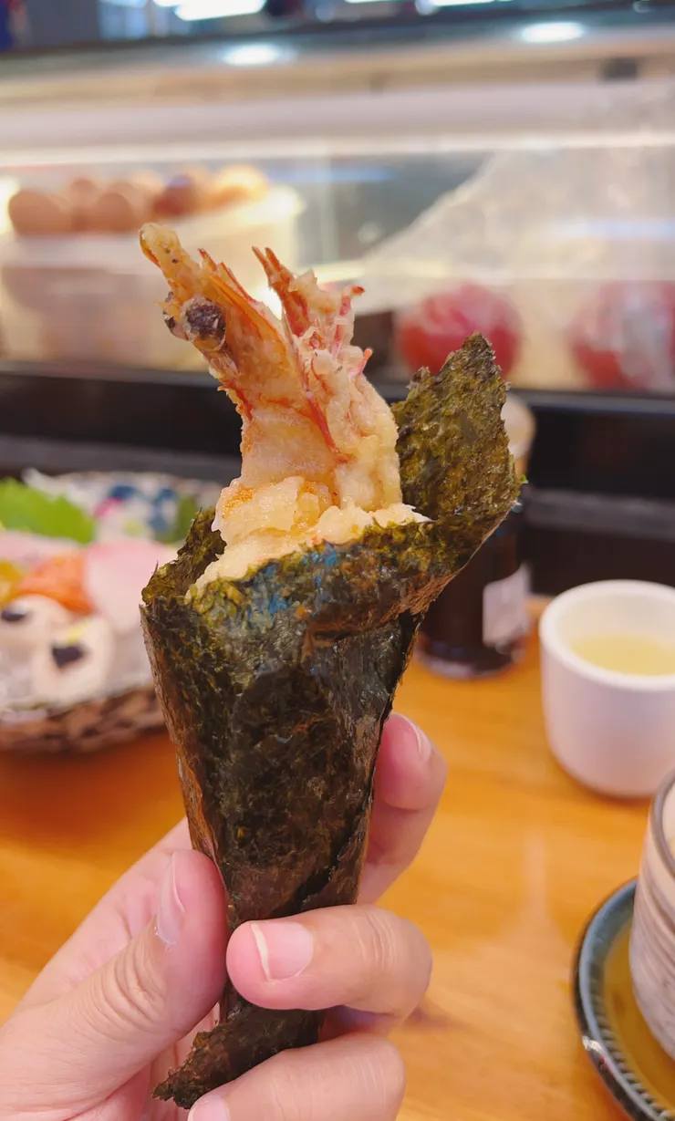 炸蝦手卷的蝦子是整隻都能吃的,但蝦哥的眼睛一直瞪著我⋯⋯