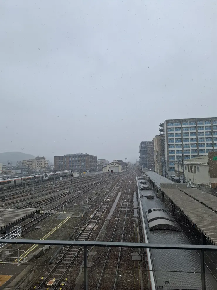 下著小雪的高山車站。