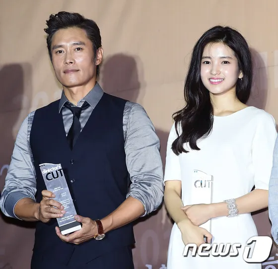 2016年導演選擇獎上，李炳憲獲得電影最佳男主角獎，金泰梨獲得電影最佳女新人獎