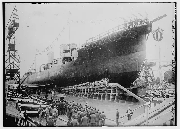 1926年10月6日,長月號(當時稱為第30號驅逐艦)在日本東京石川島造船廠下水。