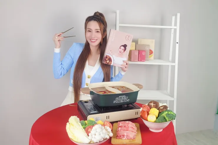 圖說：中秋烤肉怕太膩，不妨考慮改吃麻辣鍋！愛雅辣呦獨家秘製的「麻辣18香湯底」超夠味，別小看它標榜全素，顧客有超過六成是葷食主義，今年中秋也推出五天限定優惠。（資料來源：愛雅辣呦）