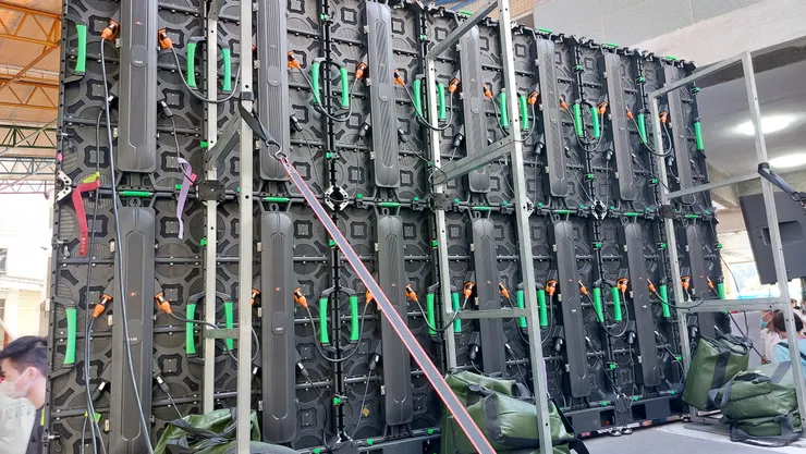 大型LED顯示牆背面的線路配置